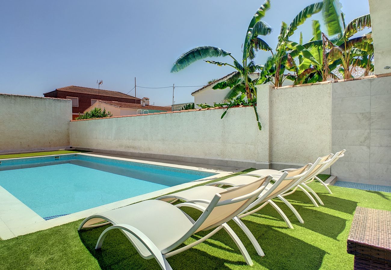 Villa in El Carmoli - Villa with Private Pool - 6409