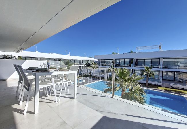 Modern penthouse met gemeenschappelijk zwembad, parking en wifi in Mar de Cristal