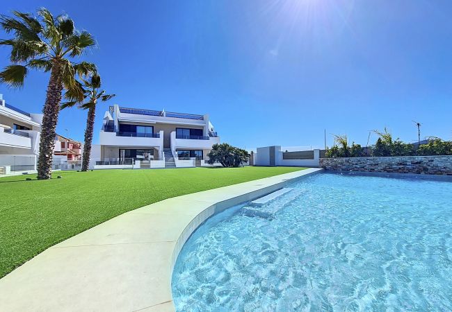 Het appartement La Llana Beach naast het zwembad ligt in Mar De Cristal.