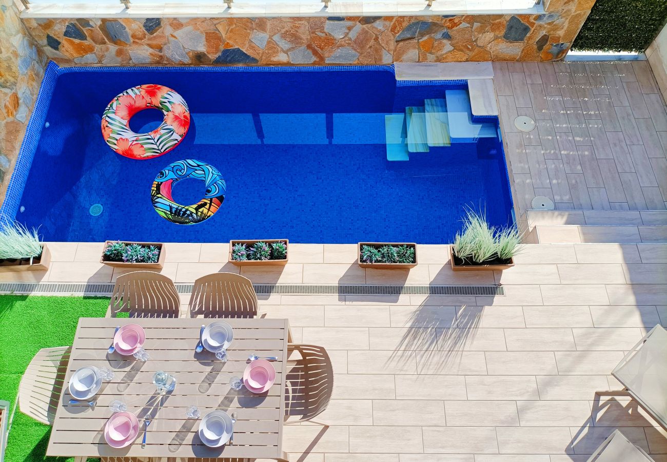 Moderne villa met privézwembad in Los Alcázares, vlakbij de Mar Menor.