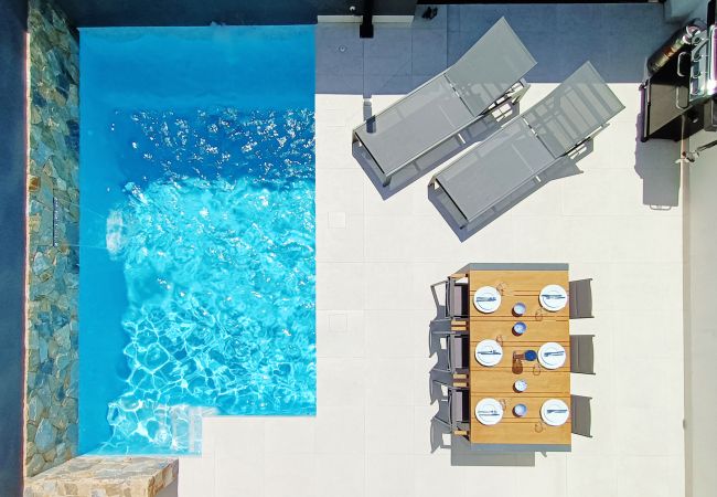 Moderne villa met privézwembad in Santiago de la Ribera.