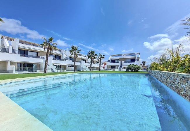 Het appartement La Llana Beach naast het zwembad ligt in Mar De Cristal.