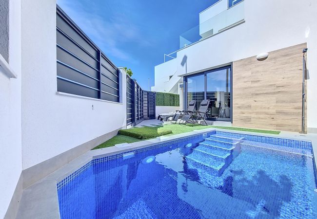 Moderne villa met privézwembad in Los Alcazares met uitzicht op de zee van Mar Menor.